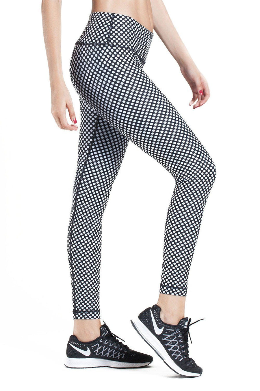 BLACK AND WHITE HYPER DOTS